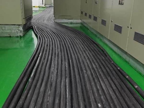 崇信如何根据理论计算公式计算温度对特定电压测量结果的影响？